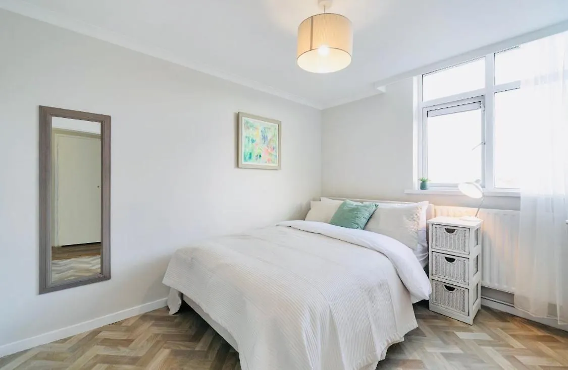 Sleek 2 Bedroom Apartment Belfast