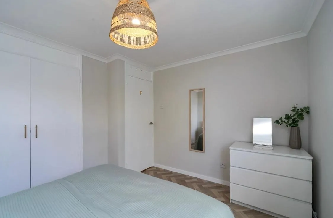 Sleek 2 Bedroom Apartment Belfast