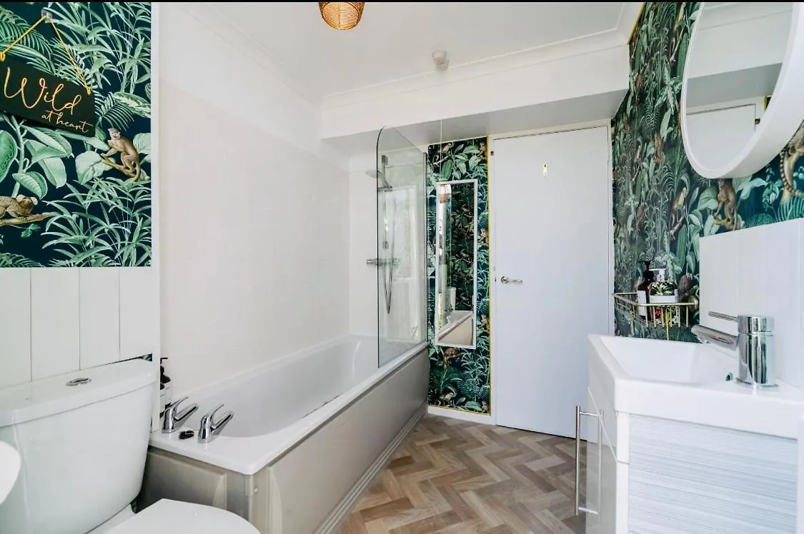 Sleek 2 Bedroom Apartment Belfast